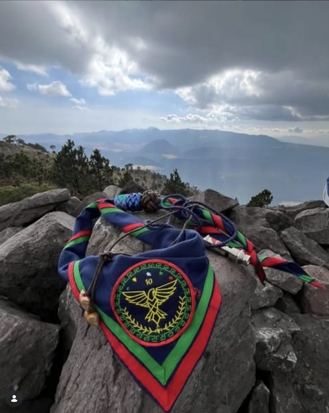 Pañoleta del Grupo 10 en las montañas de México