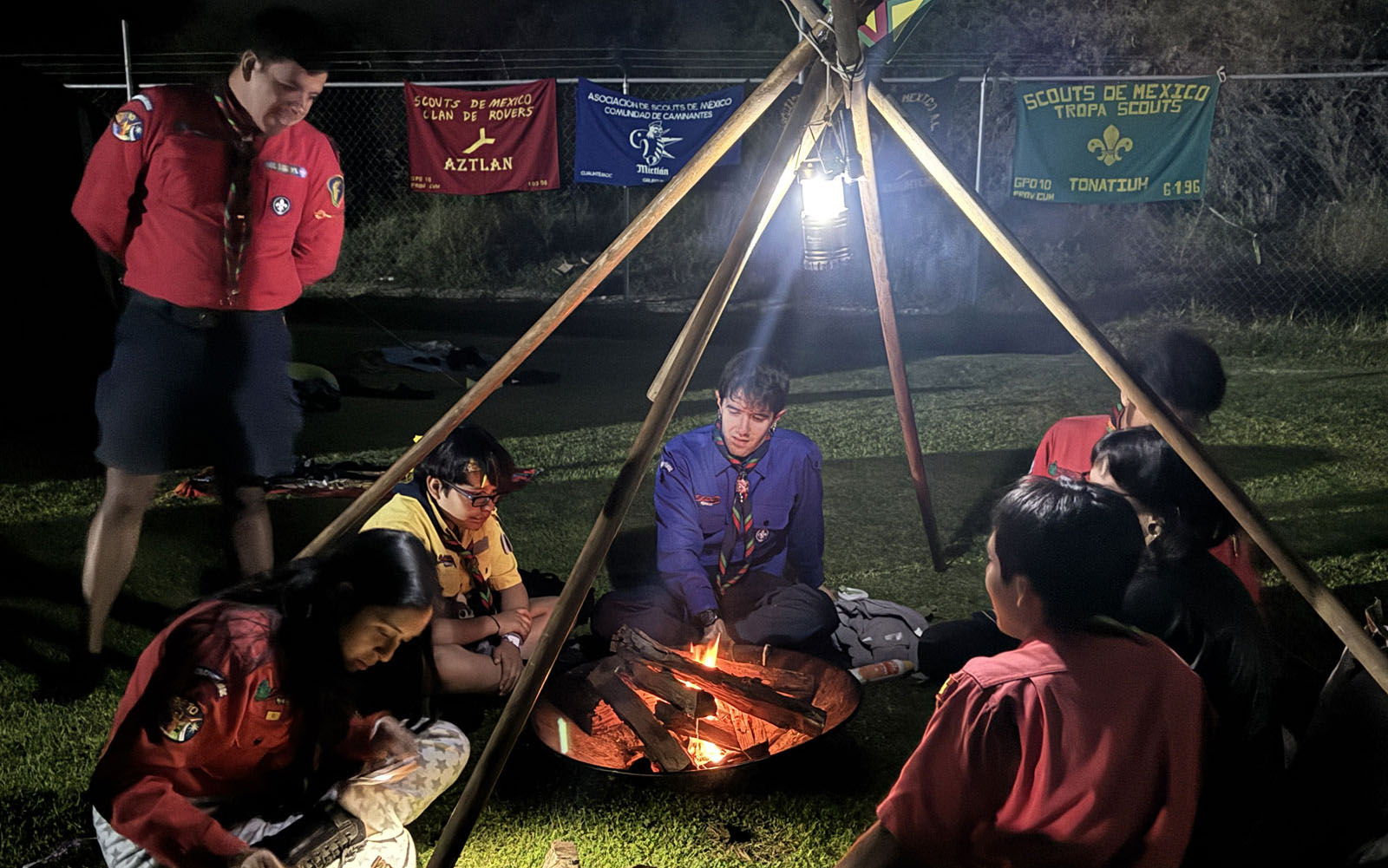 Scouts en excursión por la montaña